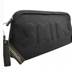♦️NWT Skims Black East West Clutch